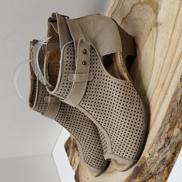 Earth Taupe Leather Open Toe Lazer Cut Pattern Booties, Size 7.5B - Picture 3 of 9